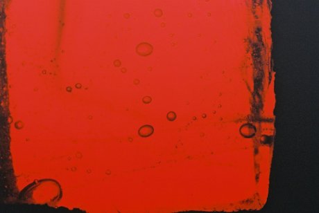 Bubble in red glass - the film does not deal with graduations in the red as well as in the blue